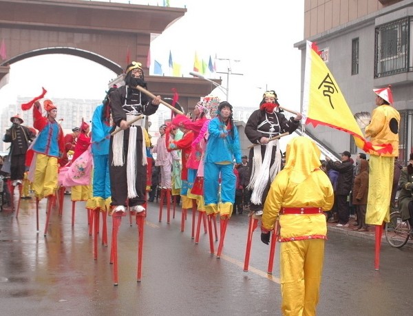 Danse sur échasses